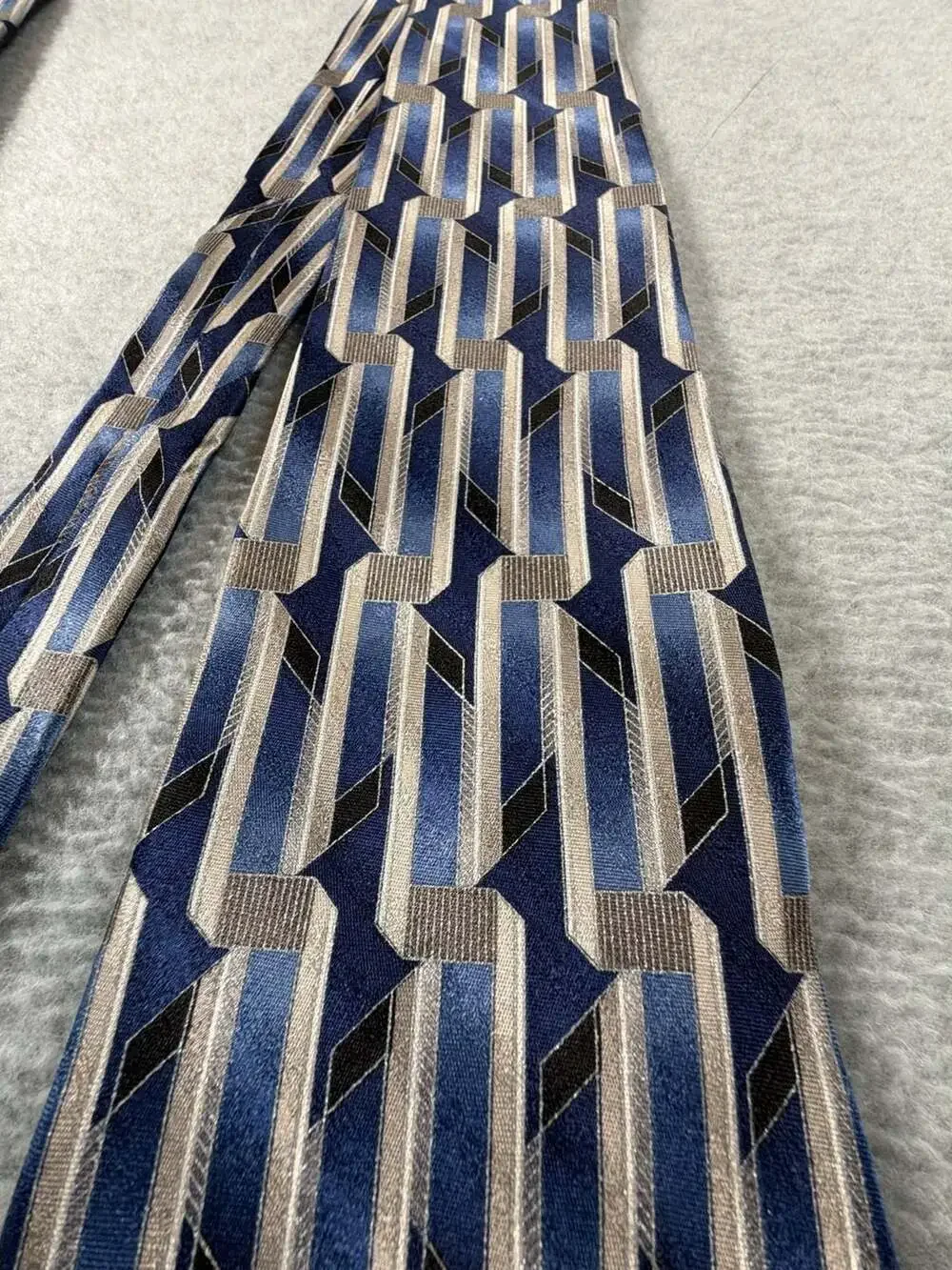 Louis Feraud Men's 100% Silk Geometric Pattern Necktie